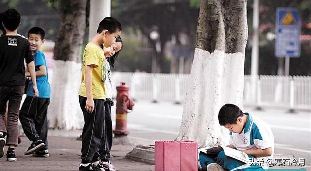 曾在街头乞讨的00后男生朱阅阳大学报到，他的人生说明了什么？