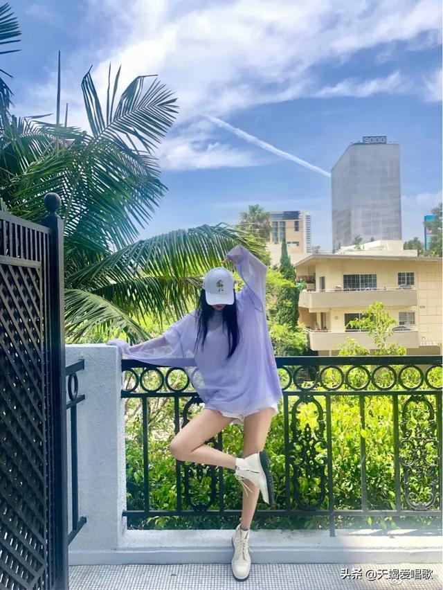 杨幂机场穿搭:哪个明星的穿搭很少女感又比较出色