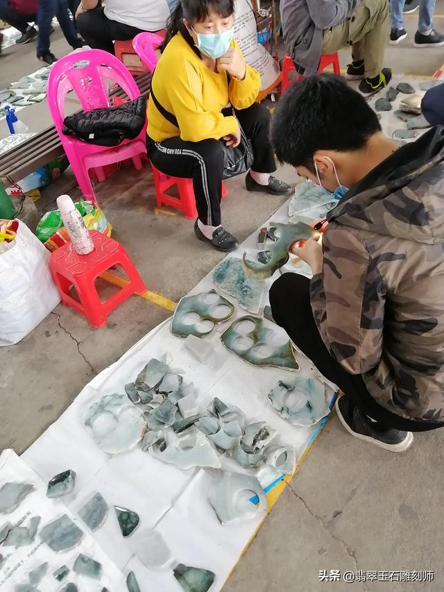 糯冰翡翠玉镯一般价格在,我这赌石开出的糯冰玉佛，能值多少钱？