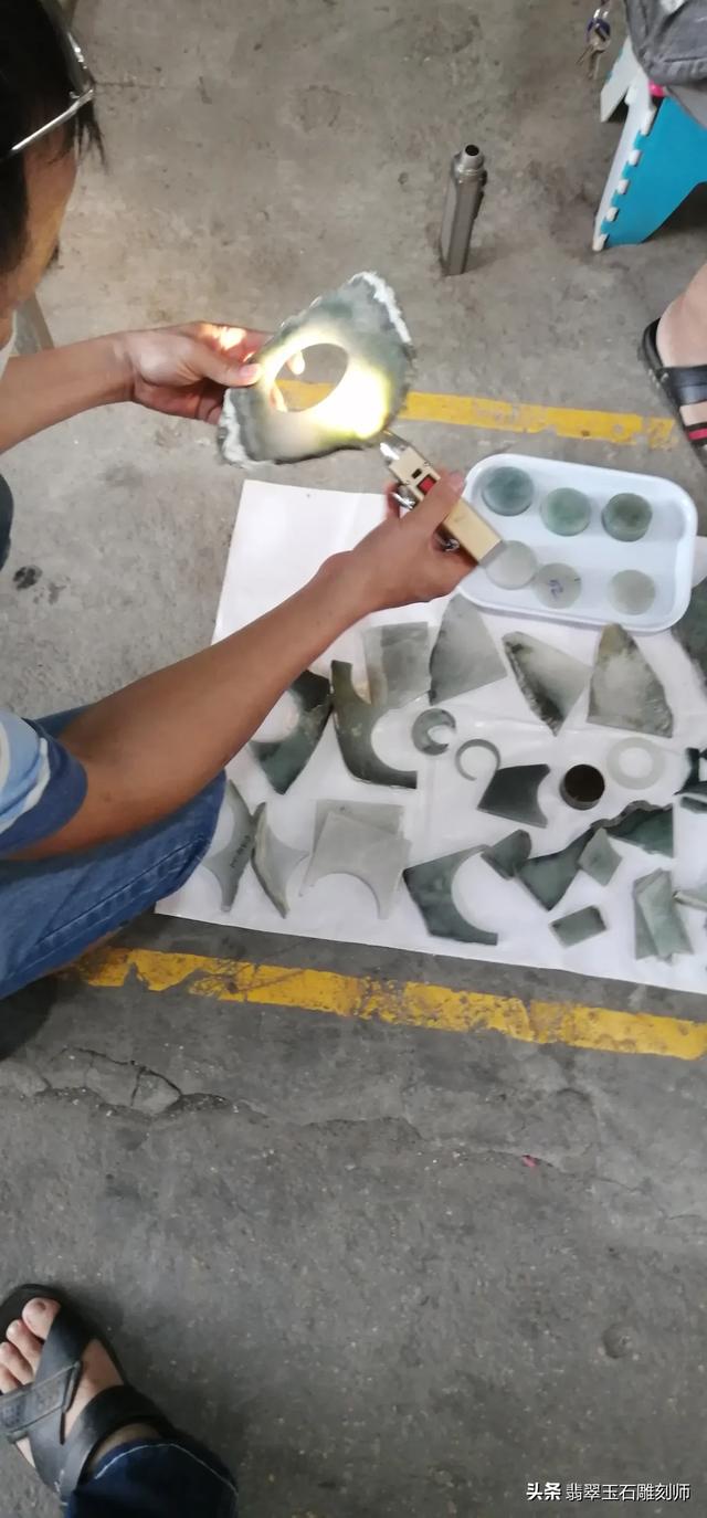 酸洗注胶翡翠镯子图片,朋友送的翡翠手镯，大家帮忙看看是啥价值？