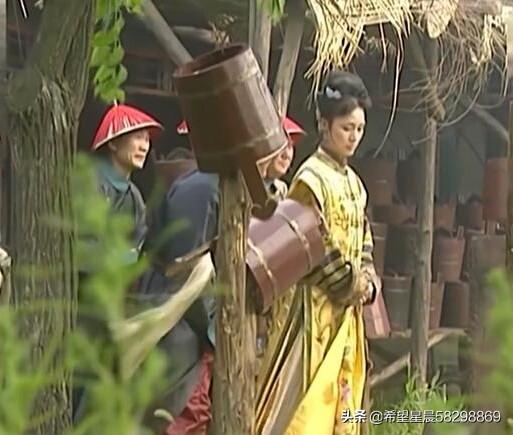 《康熙王朝》中容妃是康熙最喜欢的妃子，为什么会被康熙送入宗人府，后来又杀死所有看见她刷马桶的人？插图8