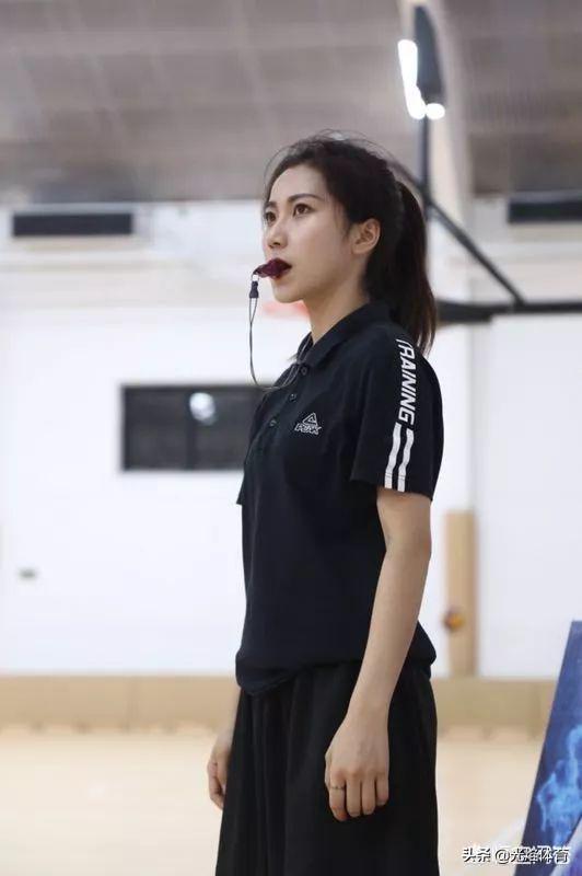 邓佩仪:火到美国！帕克防守美女意外袭胸引美媒报道，这名美女是谁？