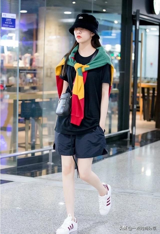 白边韩系情头:夏天流行的“T恤 短裤”穿搭，怎么搭配出又美又有时尚感？