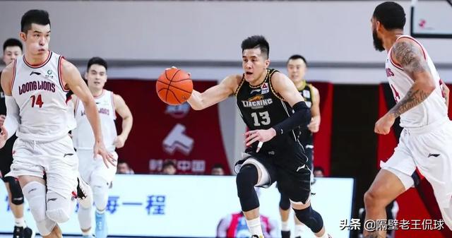 西门斯功夫50咋回事:明明存在语言障碍的西蒙斯，为什么会对郭艾伦低头哈腰呢？