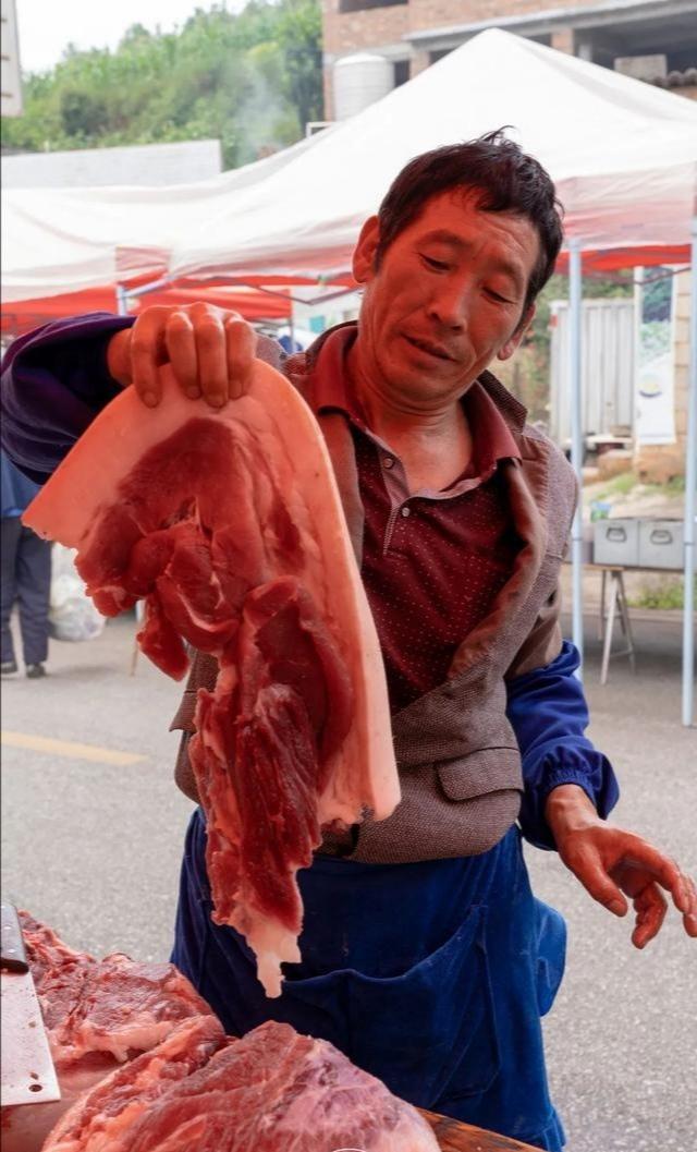 农村的人买肉成百的买,城市人买肉三块五块的买,为什么会这样？