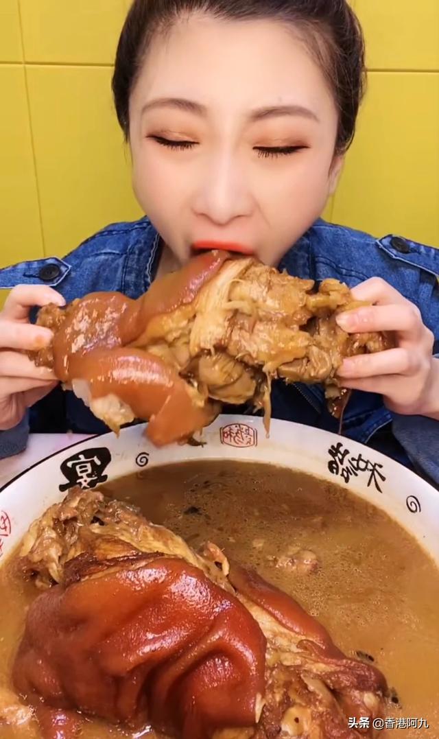 一些大胃王为啥吃一口东西就喝口水?-百科网