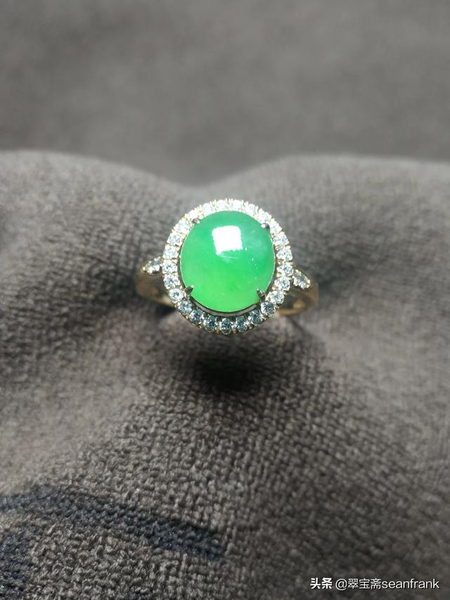 翡翠戒指什么颜色最好,如何挑选满色的翡翠戒指和翡翠项链？