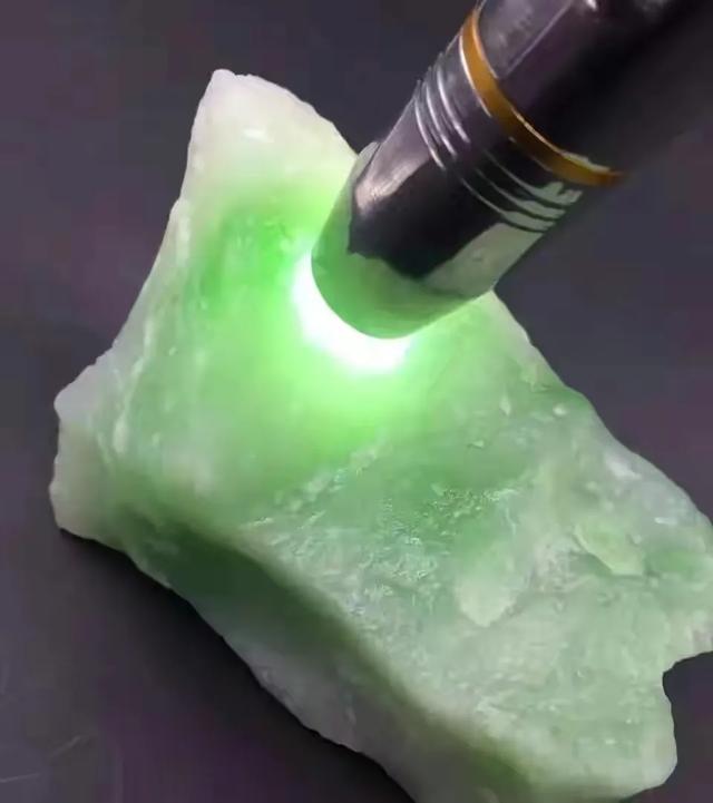 翠青玉有收藏价值吗,翠青玉是不是白底青翡翠呢？