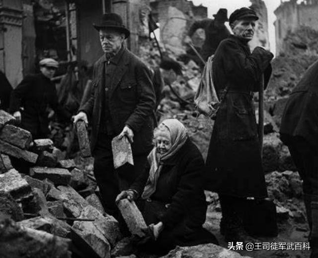 二战德国雪貂:二战德国和日本在盟军的战略轰炸机轰炸下分别丧生了多少人？
