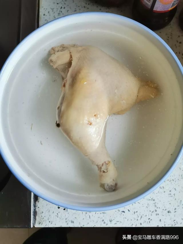 白斩鸡的家常做法,白切鸡怎么做才皮脆肉嫩又好吃？
