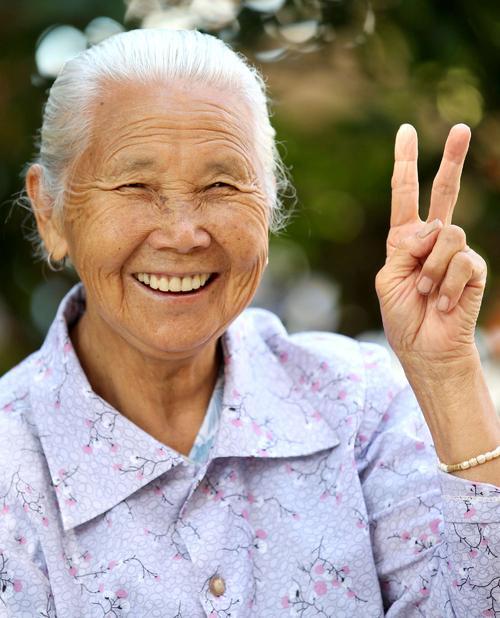 女人70岁找老伴有多重要，67岁的老人退休金有5000多，找几岁的女人再婚比较适合