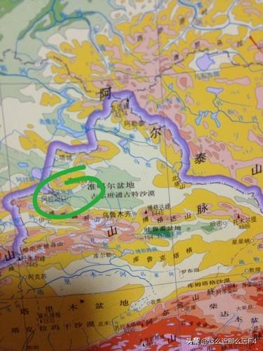 艾比湖位于天山北坡,阿拉山口以南,精河县以北35公里,平均海拔189米