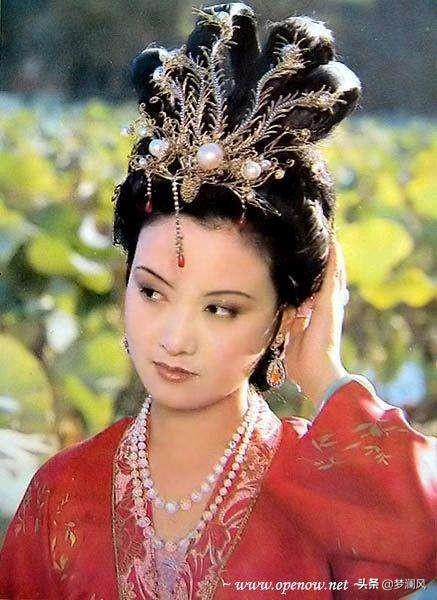 王熙凤过生日热闹非常贾宝玉为啥违反礼节非要躲出去