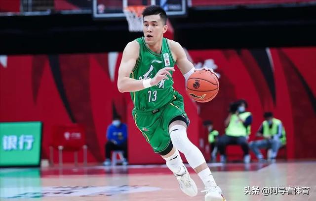 郭艾伦与赵岩昊同时倒地，为什么冯欣不拉队友，而是扶起艾伦呢？