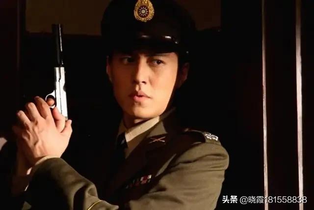 靳东是个人气很高演员,我是看了他演的《秘杀名单》后开始喜欢关注的,大家为什么喜欢？