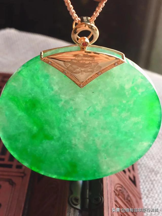 什么样的翡翠手镯比较好,翡翠手镯是不是越透越好，哪种的最好看呢？
