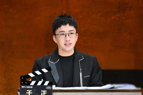 于正为什么被打:为什么于正、郭敬明之流的名利双收，很多著名编剧却默默无闻？