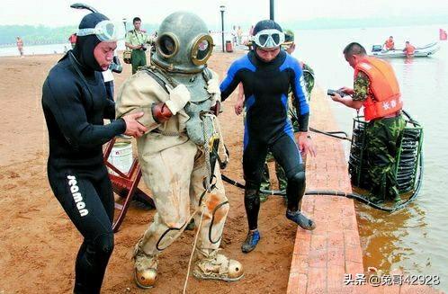 蛟龙号潜水员是谁，海军潜艇兵与潜水兵（重装）的体格标准比，谁更高