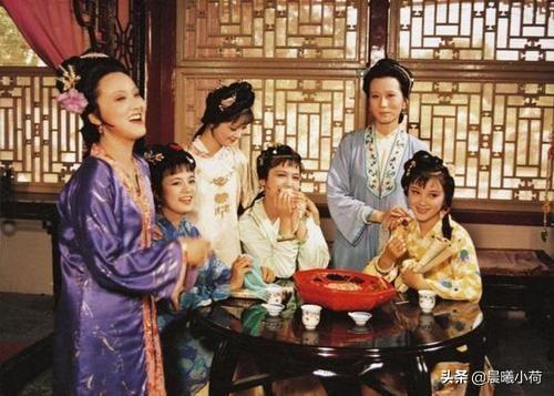 小斯比克斯鹦鹉图片:《红楼梦》中王熙凤明知王夫人心向着宝钗，为什么支持宝黛姻缘？
