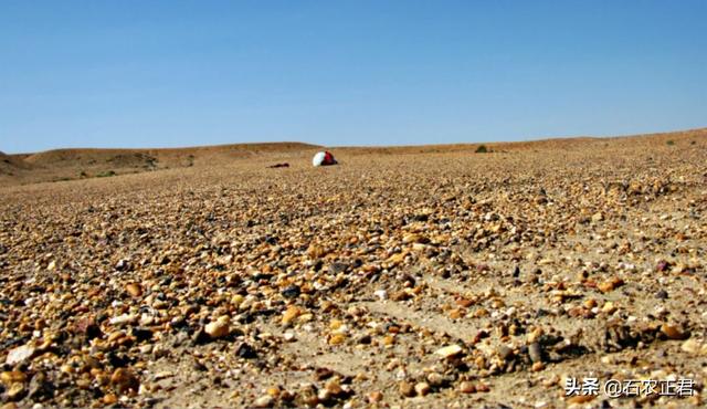玉石是怎样自然形成的,戈壁滩上的玉石表面的黑皮怎样形成的？