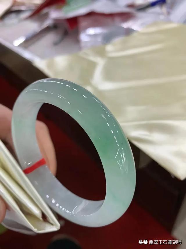 1万左右翡翠手镯图片,一万五预算，能买个什么样的玉镯？