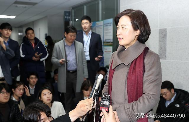 严仁美:怎么看待被称之为文在寅心腹秋美爱，被要求辞职呢？