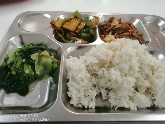 社区食堂若普及会带来哪些好处，天天在单位食堂吃饭是一种什么感觉，谈谈你的看法