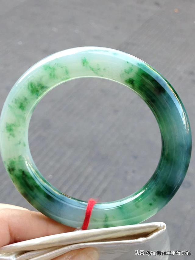 墨绿飘花翡翠镯子图片,这种是藓夹绿天然翡翠吗，价值如何？
