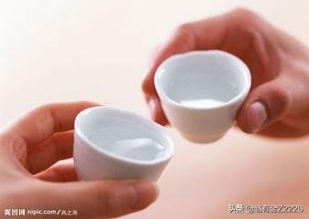 刘昊然喝酒一口闷原因:农村喝酒把感情深一口闷挂在嘴上，喝酒真能喝出感情吗？