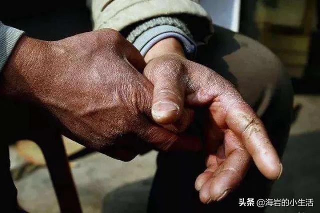 去农村公公家吃饭,他用满是黑裂纹的手做手擀面,老公吃的很香,我却吃