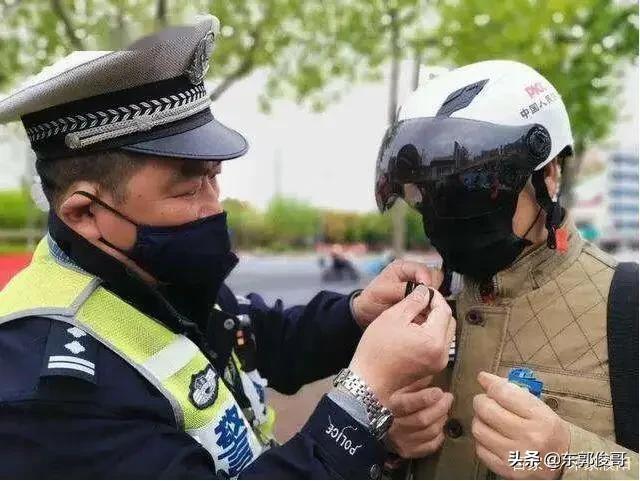 济南交警卖头盔?济南交警卖头盔开始了