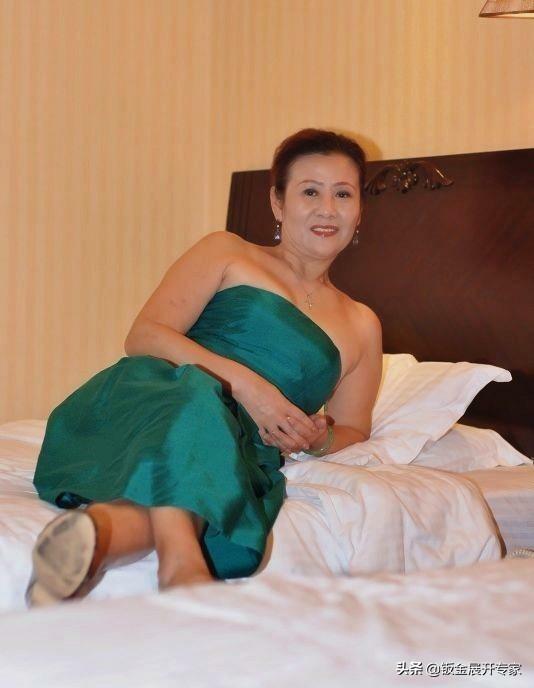 50岁离异女,有房有存款有养老,外貌可以,单身好还是找伴好?为什么?