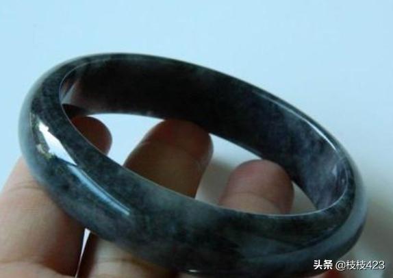 翡翠手镯怎么选颜色,乌鸡种翡翠手镯如何挑选好的？