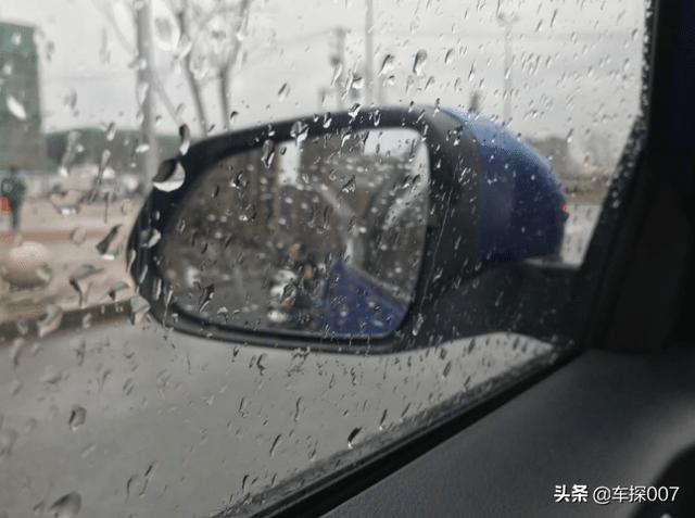 后视镜不沾雨水的方法,下雨天开车后视镜糊了怎么办？
