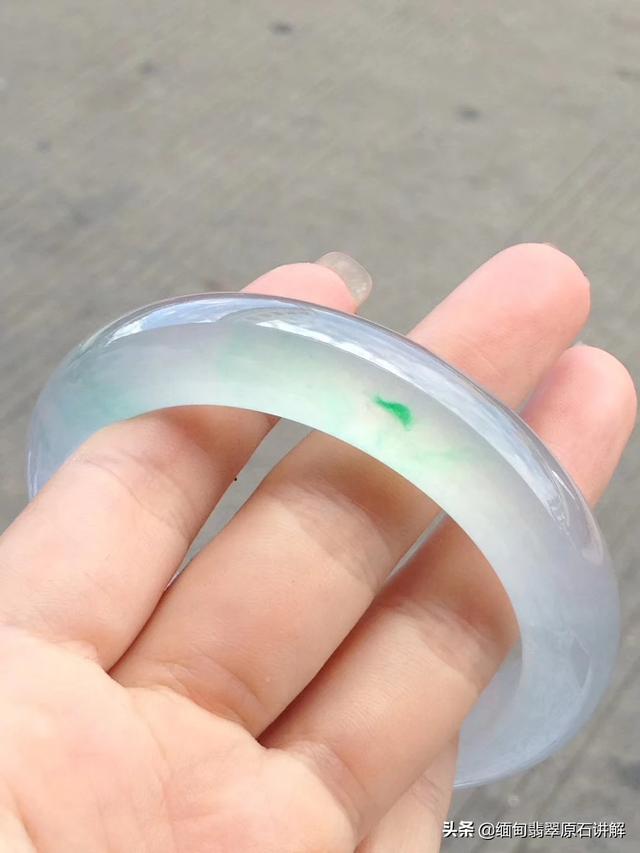 什么样的翡翠手镯比较好,翡翠手镯是不是越透越好，哪种的最好看呢？