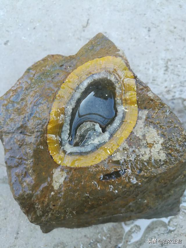 玉石是怎样自然形成的,戈壁滩上的玉石表面的黑皮怎样形成的？