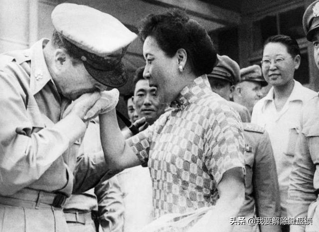 美国五星上将麦克阿瑟是怎样被解职的？为什么？插图96