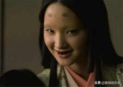 头条问答 古代日本有些女性将牙齿染黑 将眉毛剃掉 为何要进行如此特殊的装扮 香姐逛历史的回答 0赞