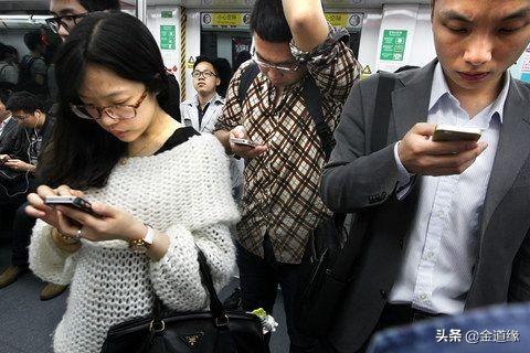 看手机,现在的人为什么都在低头看手机?