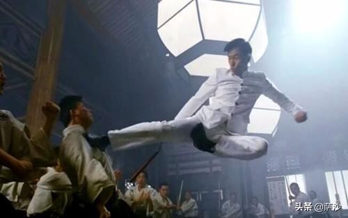 精武门李小龙:李小龙《精武门》中，双手各举一个日本人，没吊威亚，是真的吗？
