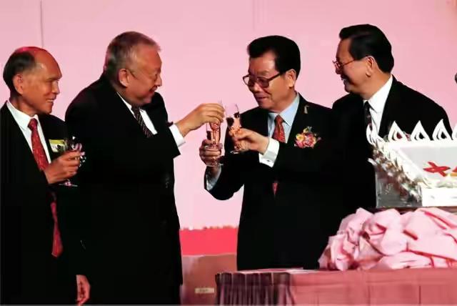 李兆基李嘉诚:香港富豪那么多，霍家财产比不上李嘉诚李兆基，为何地位最特殊？