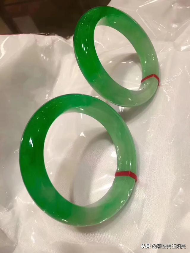 各种手镯图片,懂得帮看看，这镯子值多少钱？