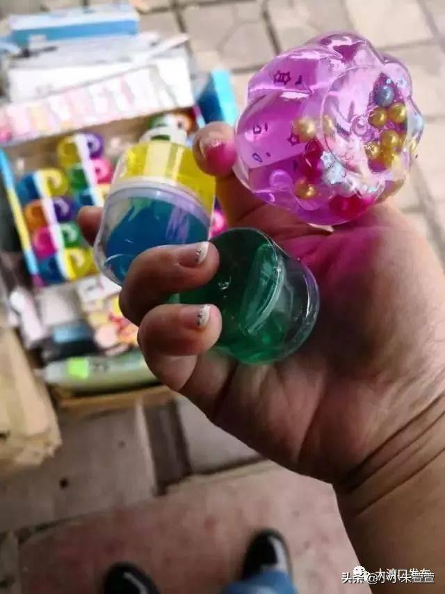 漂亮"水晶泥"可危及孩子健康,高新区在学校周边小店查获一批三无玩具
