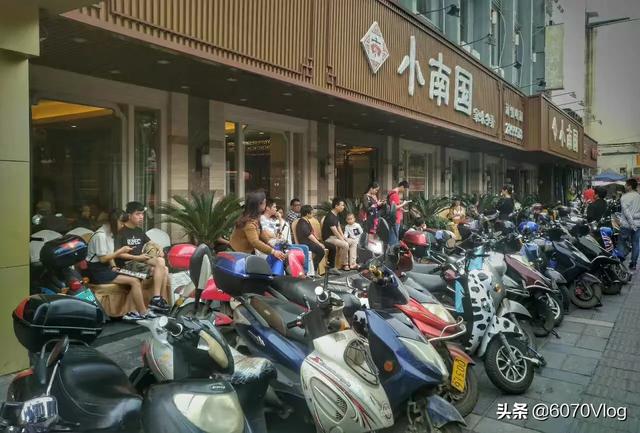 贵宾资料网第七码资料:自驾游时用什么方法可以方便地查找当地的美食？