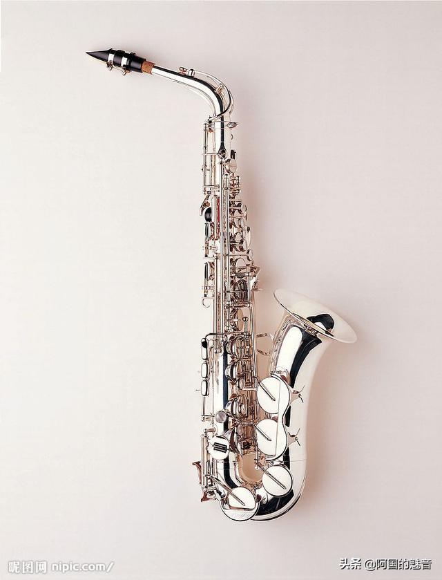 吹倍高音时如何拿稳萨克斯