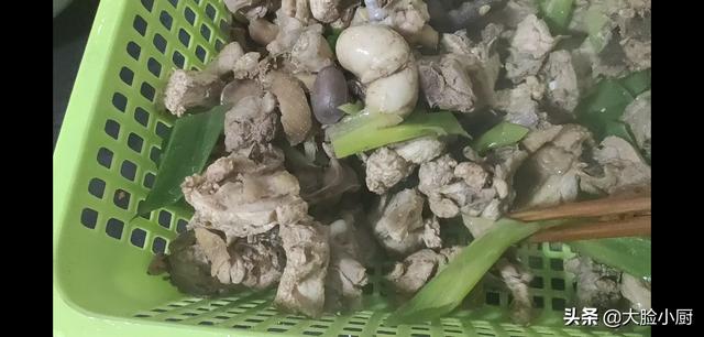 大盘鸡是哪里的菜系(大盘鸡哪里的最正宗味道好)