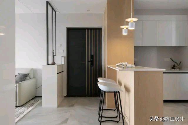 鞋柜放在入户门哪侧好,入户门左右没有墙怎么做鞋柜？