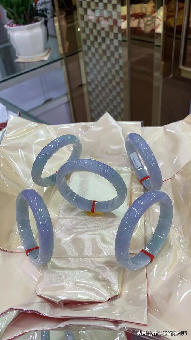 精品玉镯价格及图片大全,想买个玉镯，预算1W左右，推荐啥品牌呢？