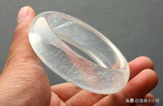 怎么判断翡翠已经戴活了,翡翠戴久了会变绿，这是怎么回事？