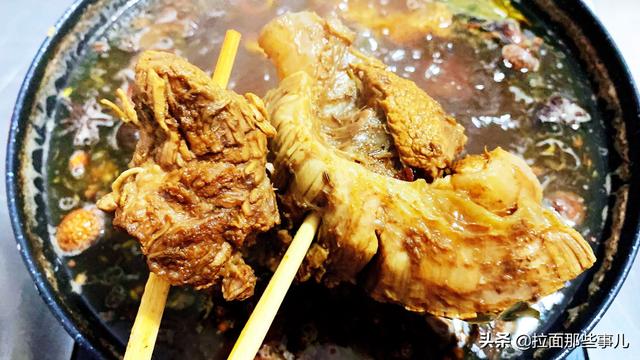 怎样把大块牛肉煮熟后切片后像猪肉一样软烂不塞牙？饭店是不是加硝盐或小苏打腌后再煮的？